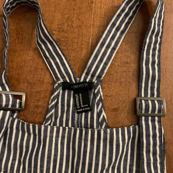 Forever 21 overall shorts - Picture 2 of 3